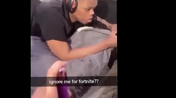 Meu namorado jogava fortnite e gozei na cara dele com minha bucetinha