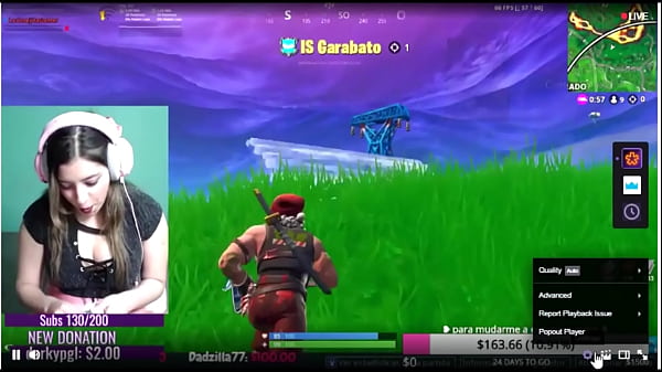 Ricos gemidos y gestos mientras que juega