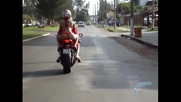 gostosa-de-biquini-vermelho-na-garupa-moto
