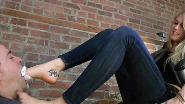 Presley’s Sweaty Feet Challenge – www.c4s.com/8983/14572037