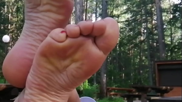 Athletic Milf Shows Her Sexy Feet Outdoor – Foot Fetish