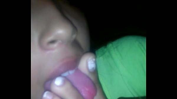 Puta lamiendo sus pies