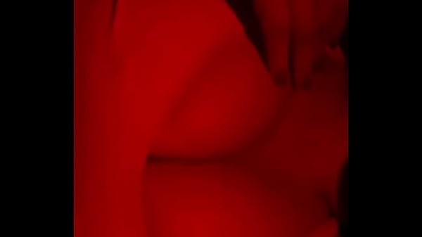 Colegiala muestra sus tetas de putita