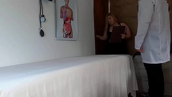 Gostosa assistente do doutor se entrega para ele no consultorio